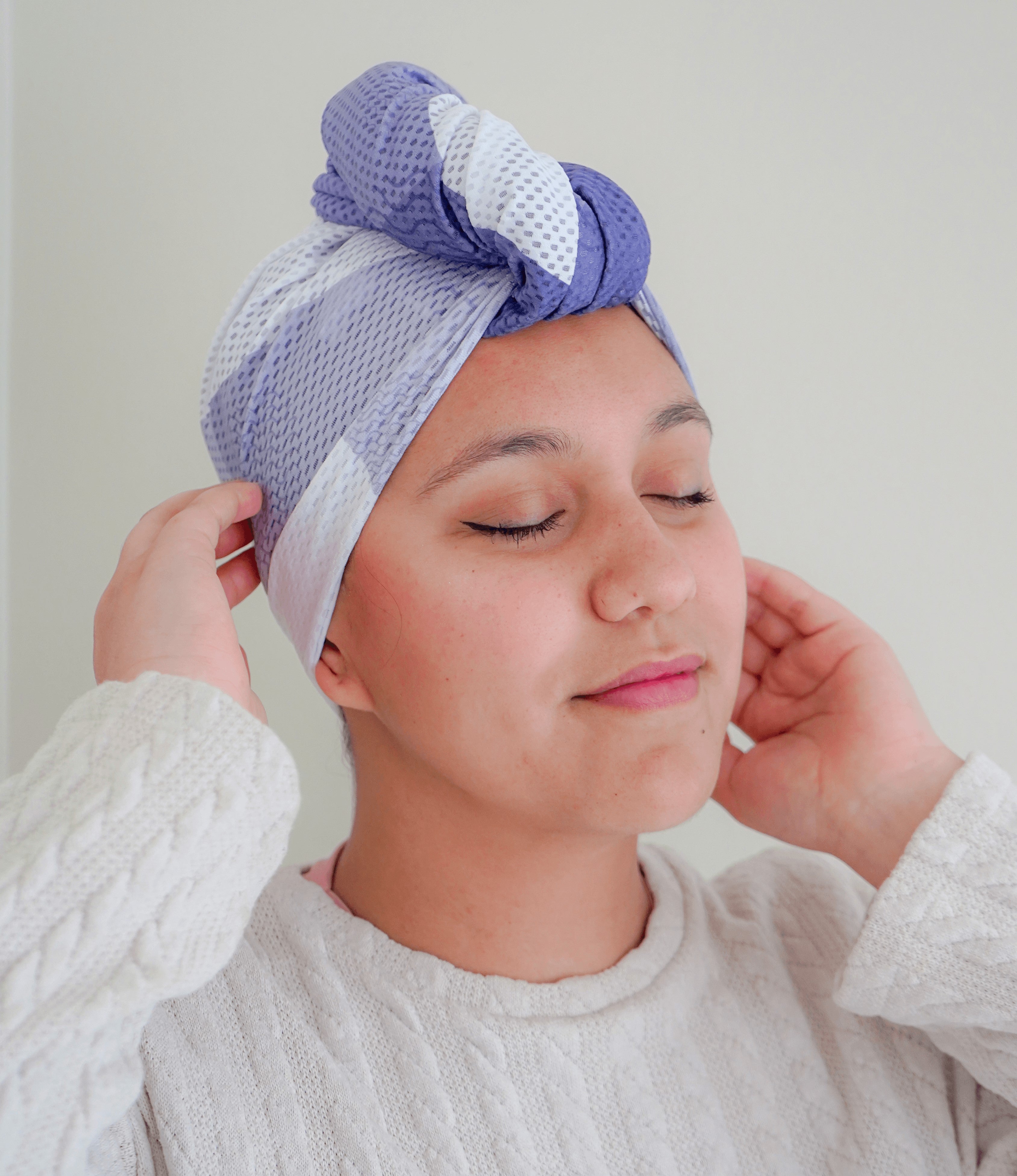 Rizo Protector ¡Prolonga tu definición o brushing con este práctico y útil accesorio! Está diseñado con una tela especial para brindarte confort y cuidar de tu pelo. Al tacto notaras inmediatamente su suavidad… tiene una textura exquisita. Conserva la humedad y suavidad de tu cabello, gracias a su fabricación en poliéster y su alto porcentaje de elastano, tu cuero cabelludo se oxigenará perfectamente.