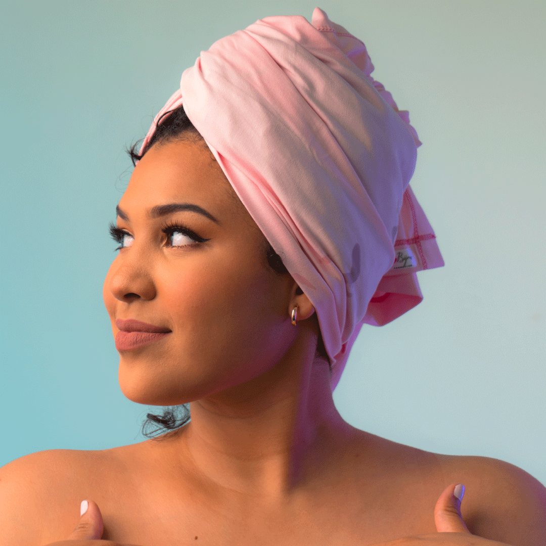 Toalla de algodón orgánico rosada. Elimina el daño y el frizz que le causamos al pelo cuando lo secamos con toallas tradicionales. Ayuda a nuestro pelo a secarse sin maltratarlo. Es la aliada perfecta de las rizadas a la hora de definir.