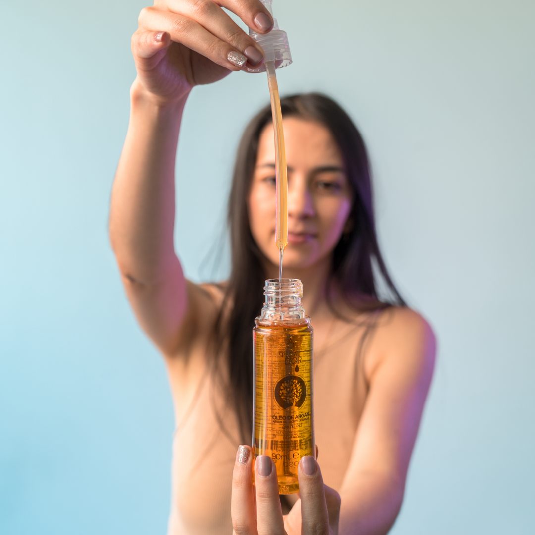 Oleo de Argan 90ml. Este aceite le da forma al pelo disminuyendo el indeseable frizz, repara las puntas e intensifica el color, reparando el pelo dañado y protegiéndolo de futuros daños.