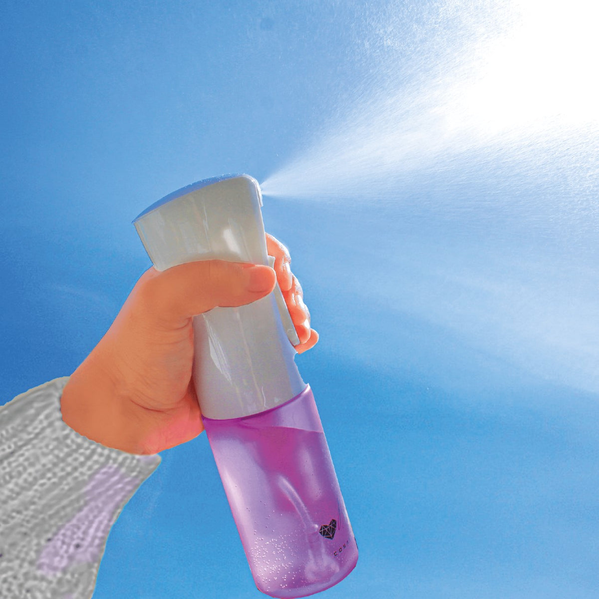 Spray en bruma para humedecer tu cabello, ayuda a distribuir mejor los productos y refrescar los días siguientes a la definición.