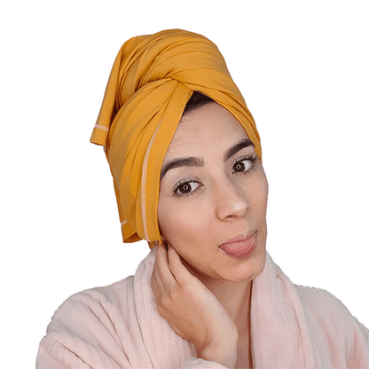 Toalla de algodón orgánico rosada. Elimina el daño y el frizz que le causamos al pelo cuando lo secamos con toallas tradicionales. Ayuda a nuestro pelo a secarse sin maltratarlo. Es la aliada perfecta de las amarilla a la hora de definir.